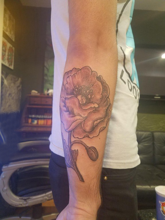 点击大图看下一张：纹身图案花朵  男生手臂上彩绘的花朵纹身图片