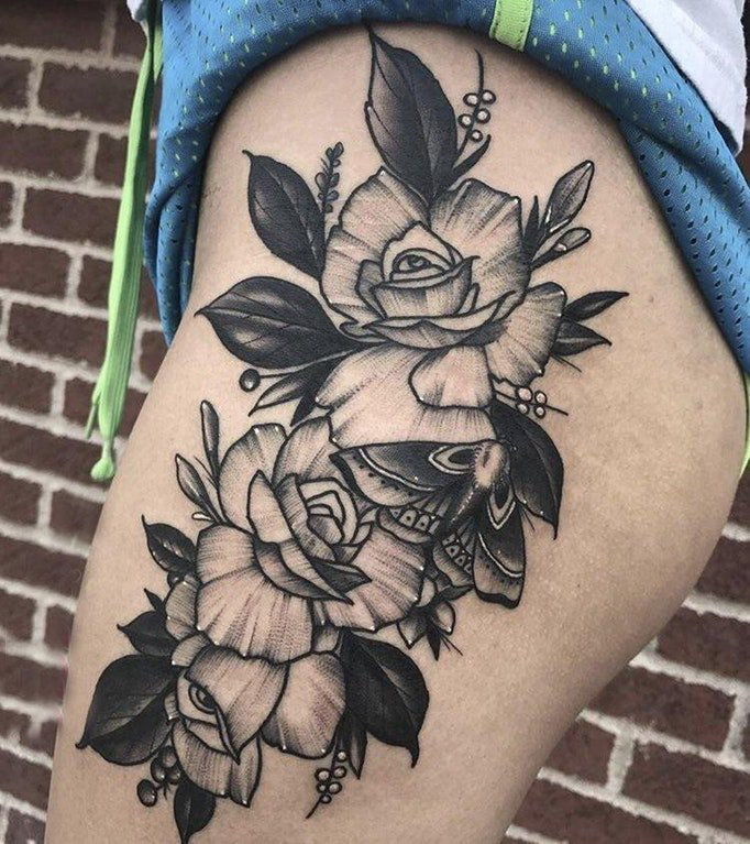 点击大图看下一张：纹身图案花朵  女生大腿上黑灰的花朵纹身图片