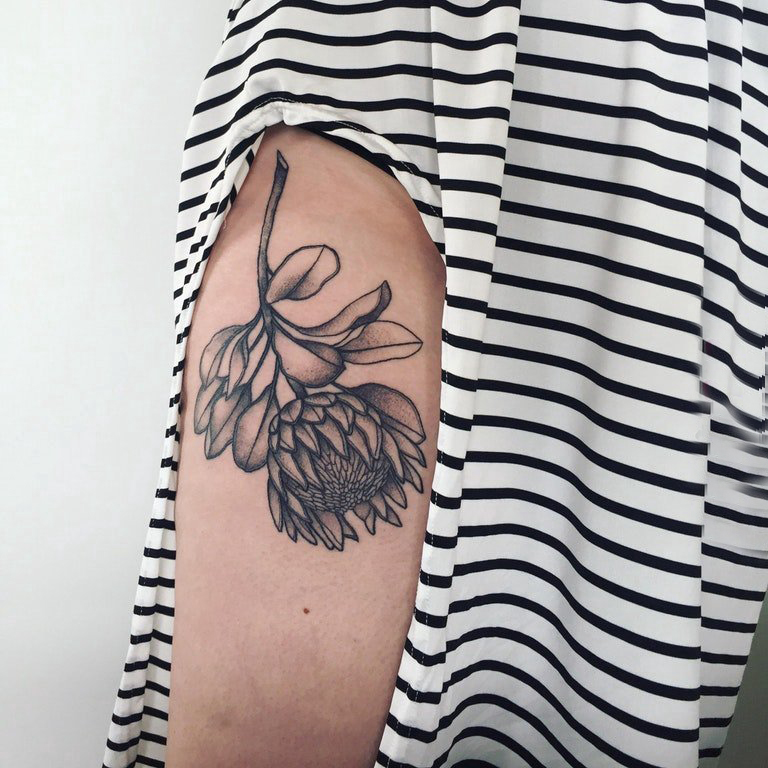 点击大图看下一张：纹身图案花朵  女生手臂上黑灰的花朵纹身图片