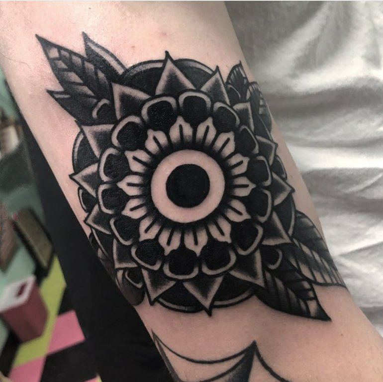 点击大图看下一张：纹身图案花朵  女生手臂上黑色的花朵纹身图片