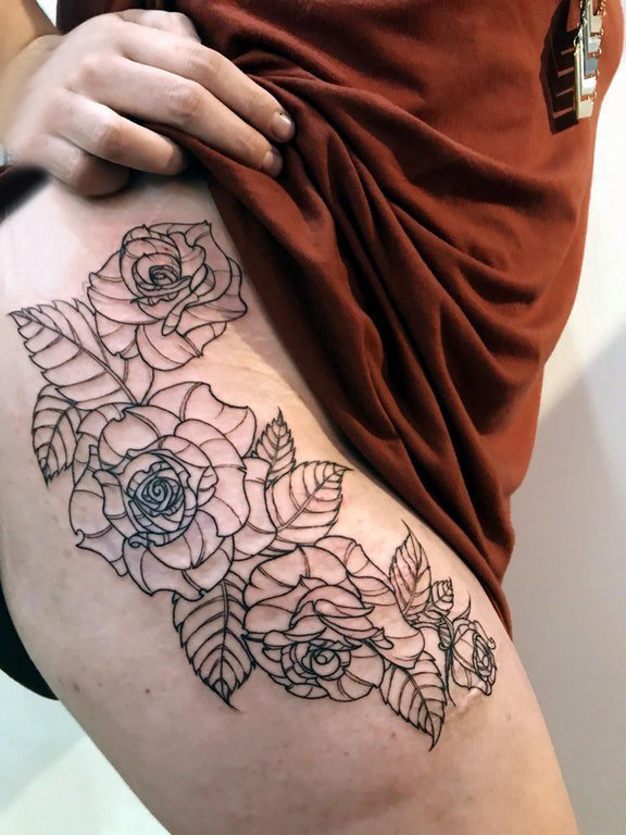 点击大图看下一张：纹身图案花朵 女生大腿上极简的花朵纹身图片