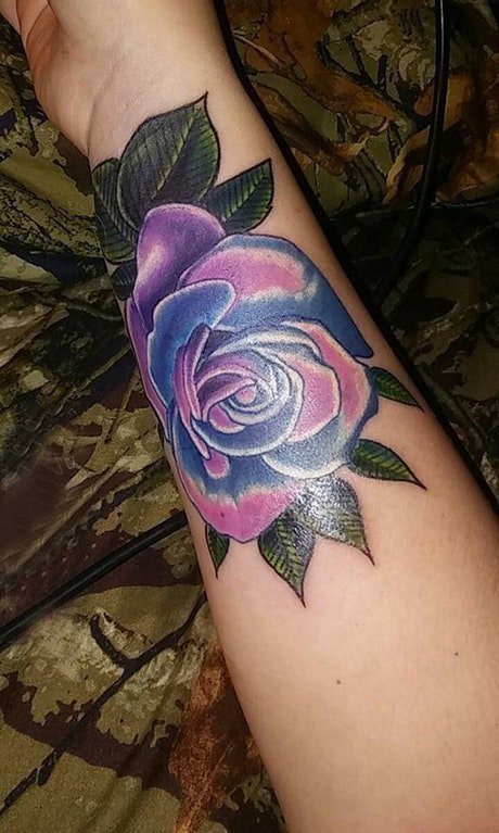 点击大图看下一张：纹身图花朵枝叶  女生手臂上彩绘花朵枝叶纹身图片