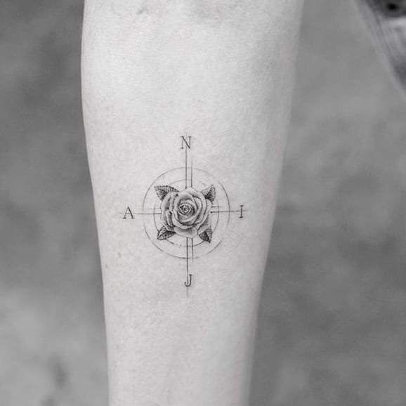 点击大图看下一张：纹身图女小清新 女生手臂上指南针和玫瑰纹身图片