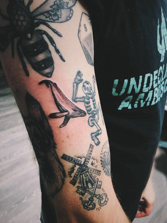 点击大图看下一张：纹身小臂花纹 男生小臂上昆虫和骨头纹身图片