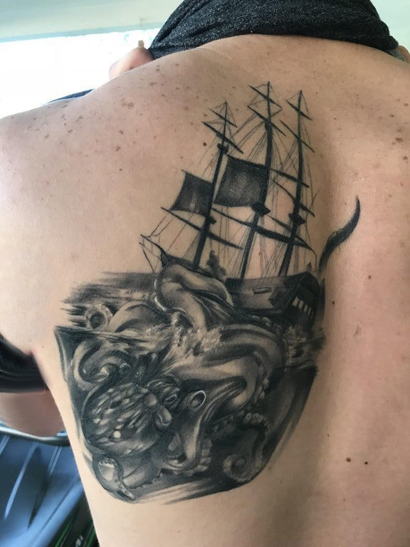 点击大图看下一张：纹身小帆船  男生后背上黑灰的帆船纹身图片