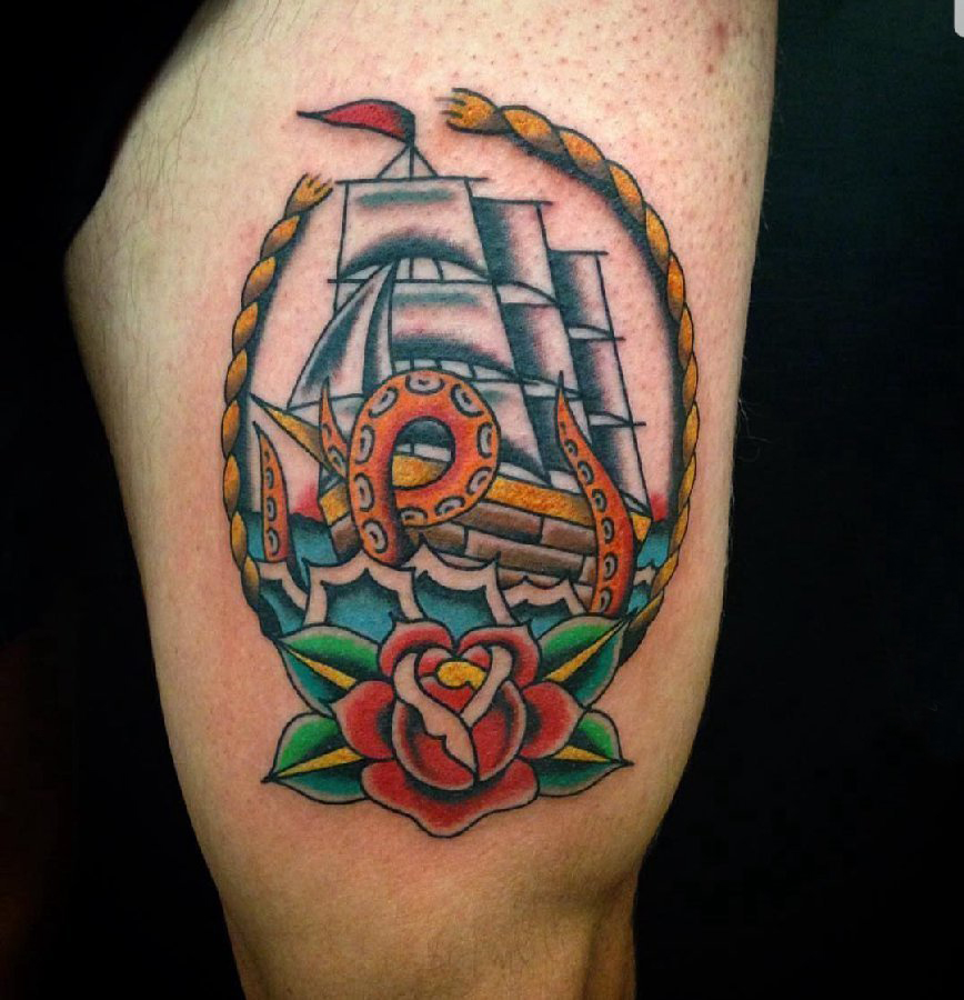 点击大图看下一张：纹身小帆船  男生手臂上帆船和花朵纹身图片