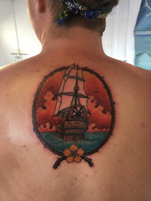点击大图看下一张：纹身小帆船 男生背部帆船纹身图片