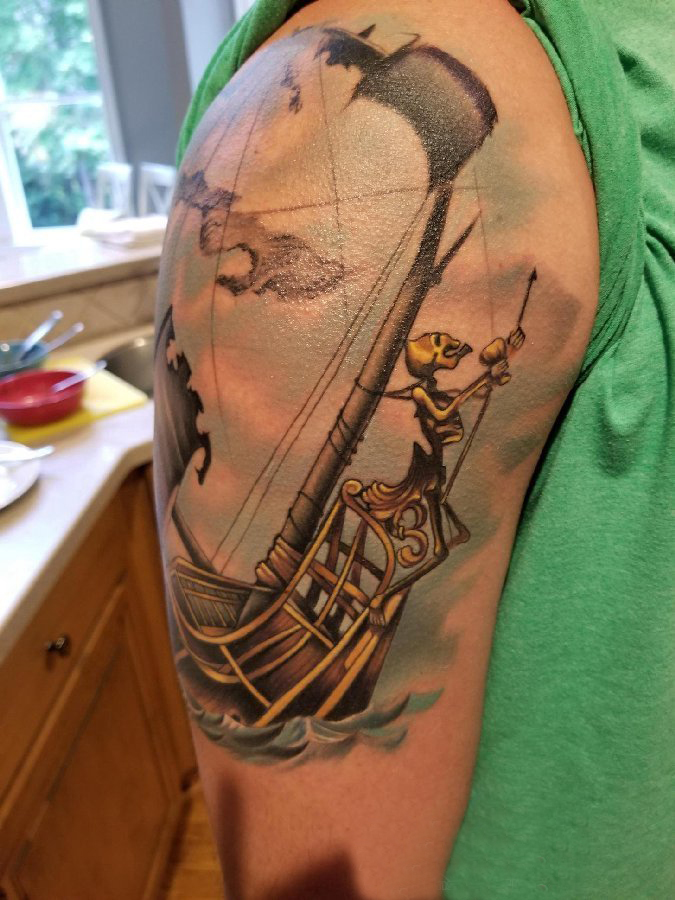 点击大图看下一张：纹身小帆船 男生手臂上彩色的帆船纹身图片