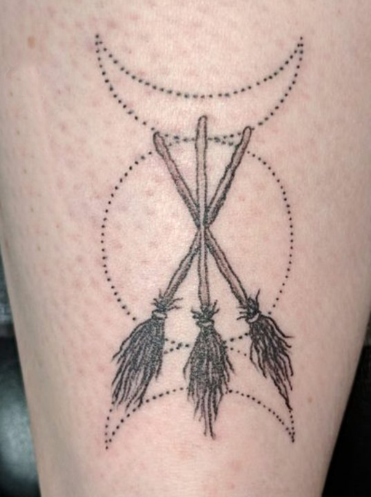 点击大图看下一张：纹身小腿女生  女生小腿上黑色的几何图形纹身