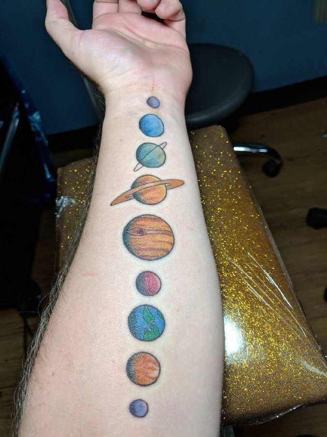 点击大图看下一张：纹身星球  男生手臂上彩色的星球纹身图片