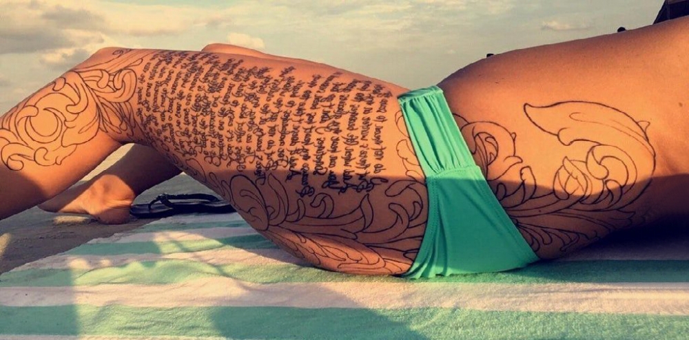 点击大图看下一张：纹身英文字体  女生腿部黑色的英文字体纹身图片
