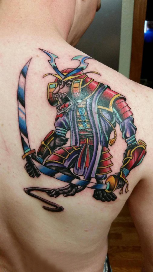 点击大图看下一张：武士纹身  男生肩部彩色的武士纹身图片