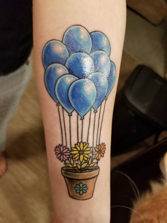 点击大图看下一张：小气球纹身 女生手臂上花朵和气球纹身图片