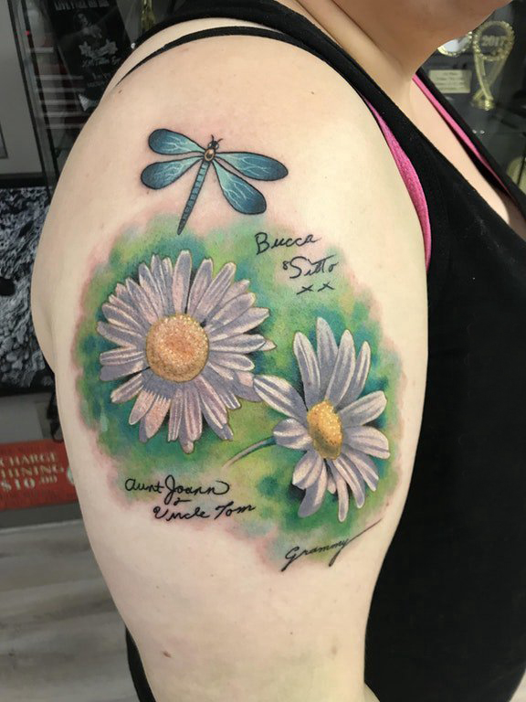 点击大图看下一张：小清新植物纹身 女生大臂上蜻蜓和花朵纹身图片