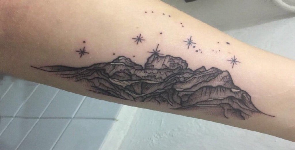 点击大图看下一张：小山峰纹身  女生手臂上黑灰的小山峰纹身图片