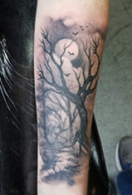 纹身树和月亮纹身图案  女生手臂上树和月亮纹身图片