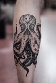 纹身点刺技巧 男生手臂上黑色的章鱼纹身图片