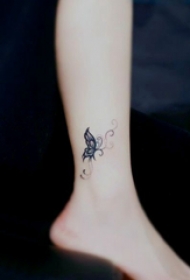 蝴蝶骨纹身 女生脚踝上黑色的蝴蝶纹身图片