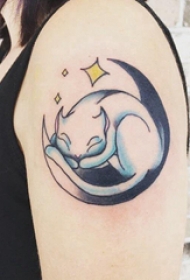 大臂纹身图 女生大臂上月亮和猫咪纹身图片