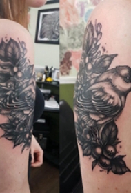 大臂纹身图 女生大臂上植物和小鸟纹身图片
