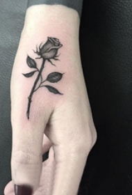 手背纹身 女生手背上黑灰的玫瑰纹身图片