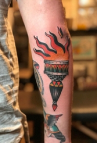 火的纹身图案 男生手臂上彩色的火炬纹身图片