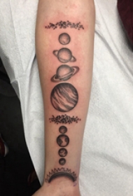 纹身点刺技巧 女生手臂上黑灰的星球纹身图片