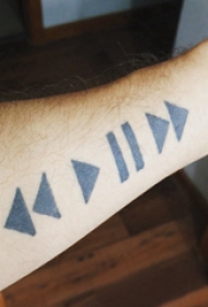 几何元素纹身 男生手臂上黑色的按键纹身图片