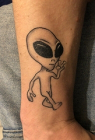 外星人纹身 男生手臂上黑色的外星人纹身图片