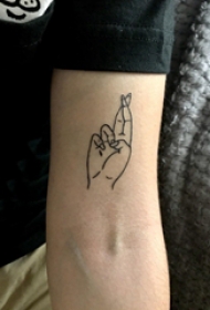 手势纹身图案 男生手臂上黑色的手势纹身图片