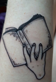 几何元素纹身 女生手臂上手部和书籍纹身图片