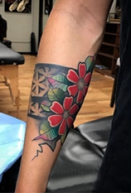 彩色纹身 男生手臂上彩色的花朵纹身图片
