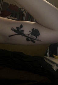 双大臂纹身 女生大臂上匕首和花朵纹身图片