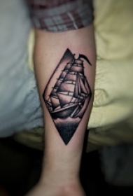 手臂纹身图片 男生手臂上菱形和帆船纹身图片