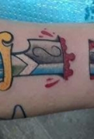 欧美匕首纹身  男生手臂上彩色的欧美匕首纹身图片