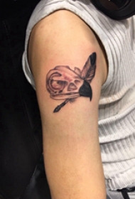 大臂纹身图 男生大臂上羽毛和鸟头骨纹身图片
