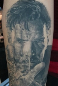 手臂纹身图片 男生手臂上黑灰的明星人物纹身图片