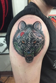 狼头纹身 男生大臂上狼头和风景纹身图片
