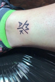 纹身女字母图  女生脚踝上黑色的字母纹身图片