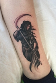 人物肖像纹身 女生小腿上黑色的女生人物纹身图片