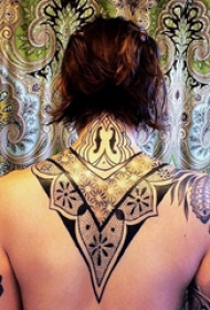 纹身后背女 女生后背上黑色的部落纹身图片