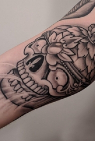 骷髅纹身 男生手臂上植物和骷髅纹身图片