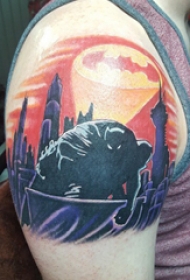 大臂纹身图 男生大臂上蝙蝠侠和风景纹身图片
