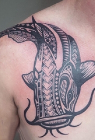 百乐动物纹身 男生肩部黑色的鲶鱼纹身图片