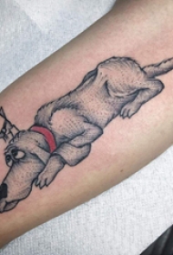 纹身卡通 男生手臂上彩色的小狗纹身图片