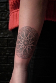 几何和花纹身图案  女生手臂上几何和花纹身图片