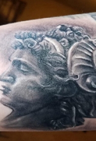 人物纹身 男生手臂上黑色的素描人物纹身图片