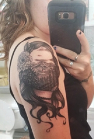 人物肖像纹身  女生大臂上黑灰的人物肖像纹身图片