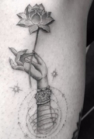欧美小腿纹身 男生小腿上手和莲花纹身图片