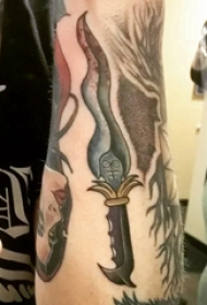 彩色纹身 男生手臂上彩色的匕首纹身图片